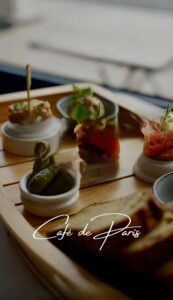 Café de paris : Mises en bouches sur plateau en bois pour vos réceptions et cocktails.